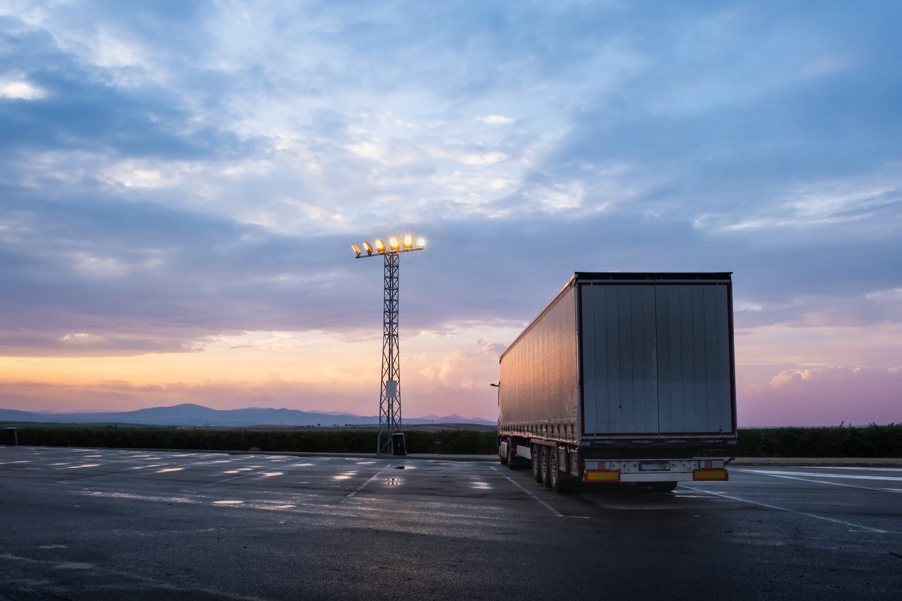 Foto LKW auf Parkplatz mit Beleuchtung